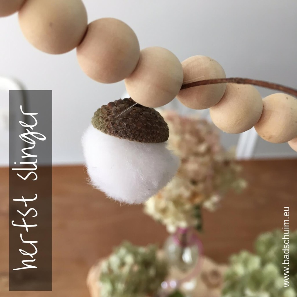 Herfstslinger maken met eikeltjes I stap 3 I gemaakt door het creatief lifestyle blog Badschuim