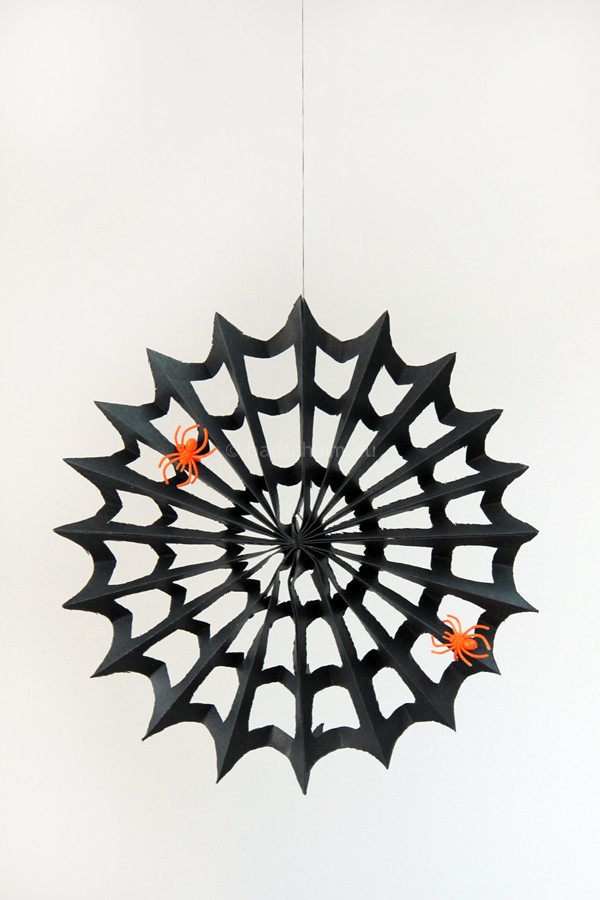 Knutselen Halloween - papieren spinnen webben I te vinden op het creatief lifestyle blog Badschuim