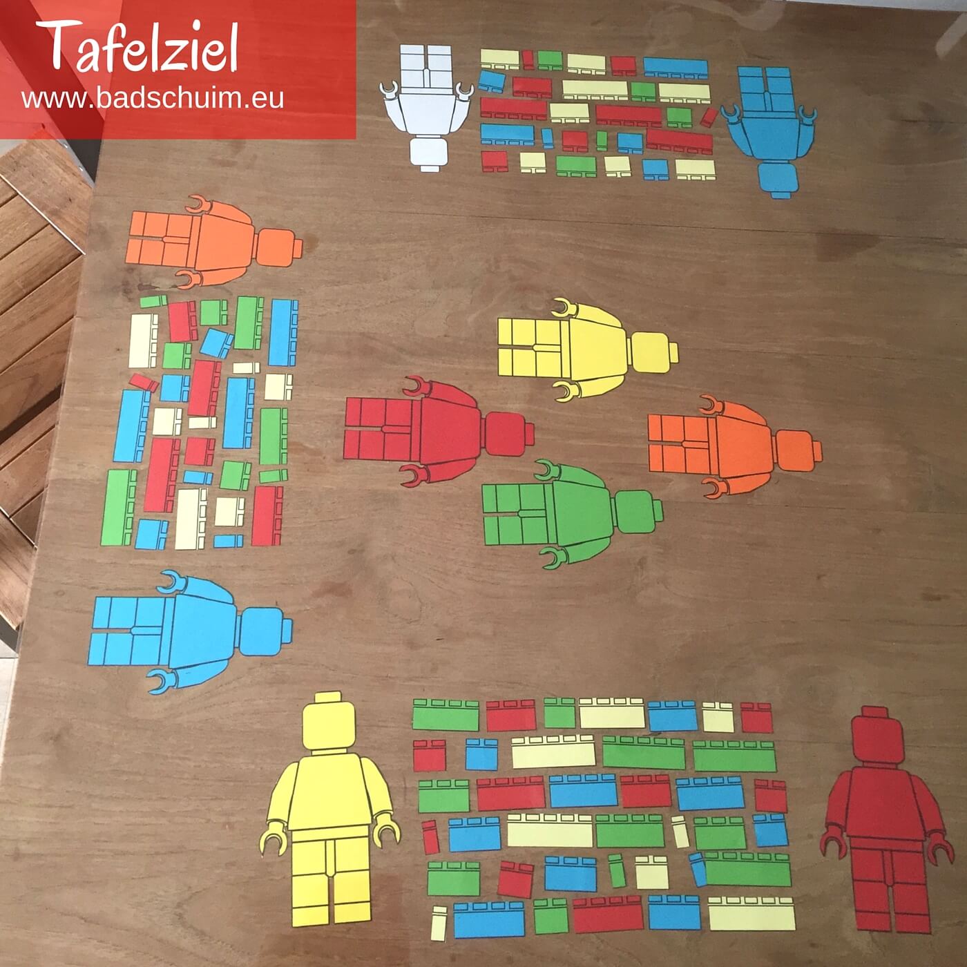 Tafelziel: een op maat gesneden,transparante toplaag voor je tafel die ook als moodboard kan dienen (tekeningen, foto's etc leg je er onder). Wij maakte er zelfs een LEGO tafel van. Kijk gauw hoe wij dat maakte en hoe jij dat ook kan :)!