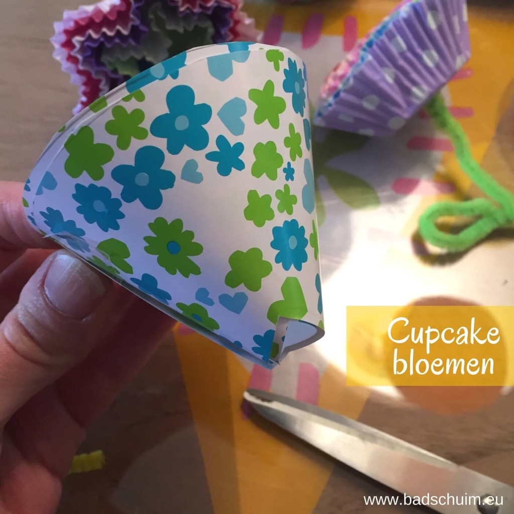 Geef eens een cupcake bloemen boeketje kado! Leuk om samen met je kids te maken en heel gemakkelijk met dit foto stappenplan. Daar fleur je meteen van op :)!