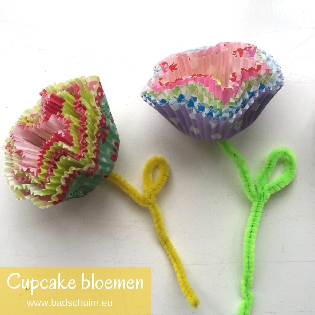 Geef eens een cupcake bloemen boeketje kado! Leuk om samen met je kids te maken en heel gemakkelijk met dit foto stappenplan. Daar fleur je meteen van op :)!