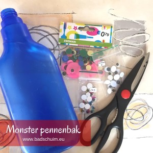 Maak van een lege schoonmaakfles een monster pennenbak! Simpel, leuk & goed door de kids te maken met dit DIY foto stappenplan. Eindelijk een leuke opbergplek voor je stiften!