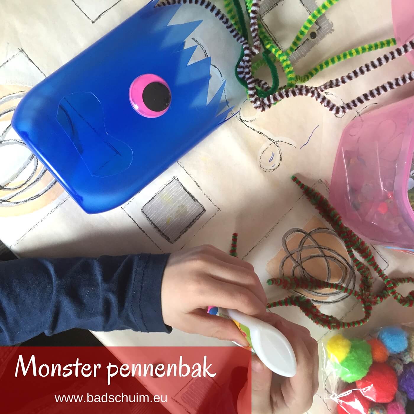 Maak van een lege schoonmaakfles een monster pennenbak! Simpel, leuk & goed door de kids te maken met dit DIY foto stappenplan. Eindelijk een leuke opbergplek voor je stiften!