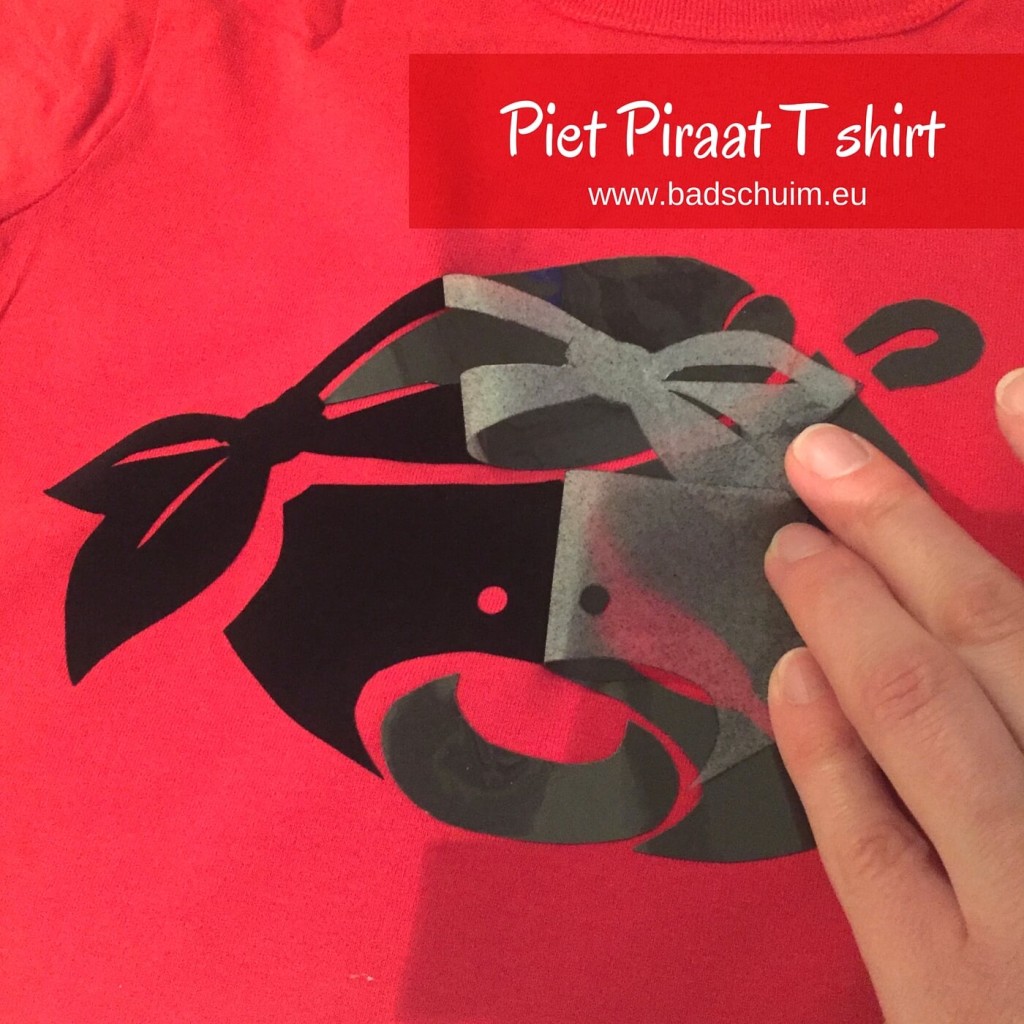 Maak je eigen Piet Piraat T shirt van strijkvelours. Met dit DIY foto stappenplan en silhouette van Piet Piraat heb jij het ook zo voor je kind gemaakt! Schip Ahoy Maatjes!