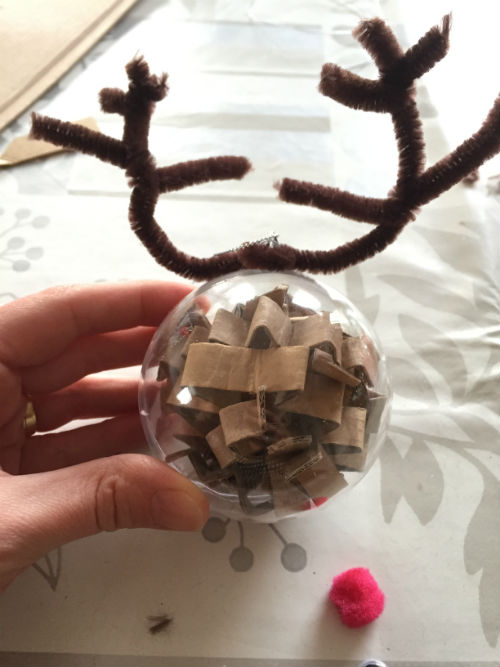 Versier je eigen kerstbal - plastic kerstbal vullen met je kids