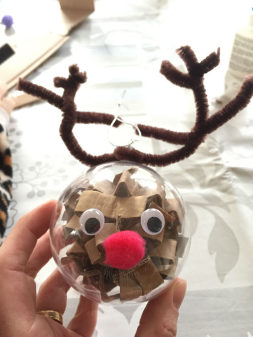 Versier je eigen kerstbal - plastic kerstbal vullen met je kids