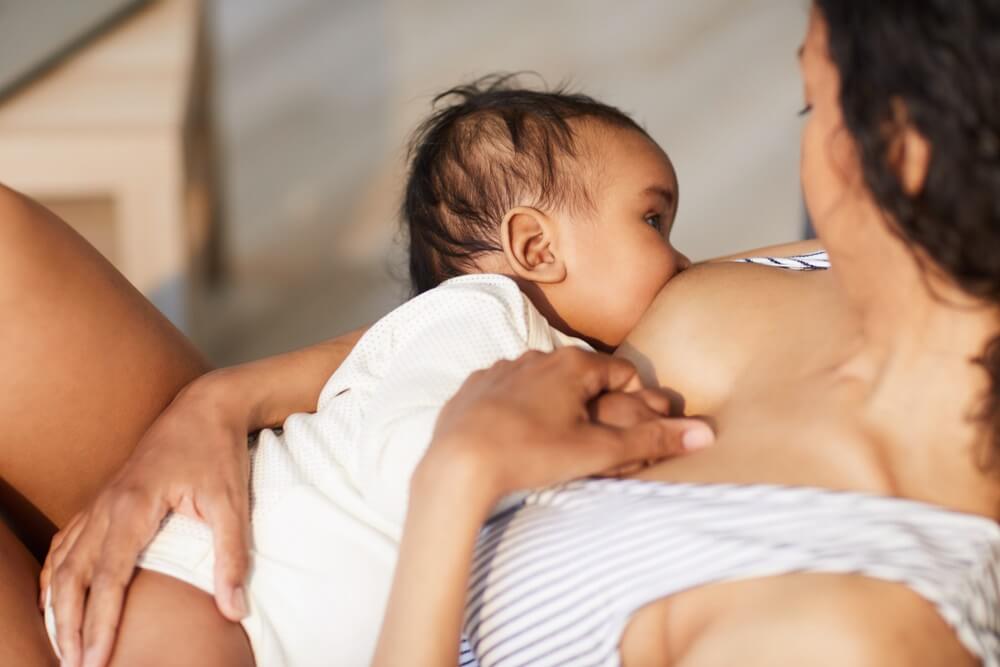 Alles over borstvoeding en flesvoeding geven