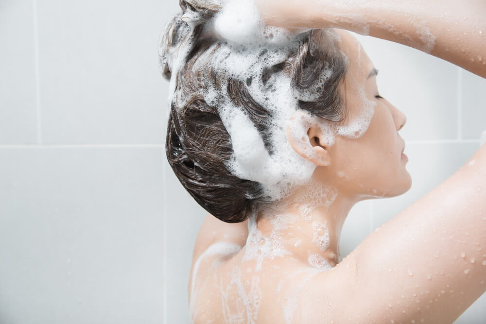 Dit is wat shampoo precies met je haar doet