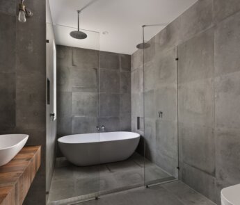 Hoe richt je een nieuwe badkamer mooi in?